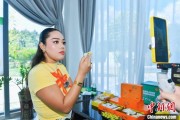 老河口泰国主播品三亚榴莲：“尝到了家乡味”