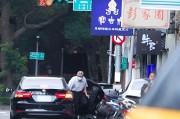 老河口台当局这个单位的公车，给了狗了